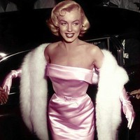 Marilyn Monroe mengenakan busana ini di film berjudul ‘Gentlemen Prefer Blondes’ yang rilis pada 1953. Gaun pink ikonik dikreasikan oleh desainer kostum William Travilla. Foto: Instagram/@vtgmama