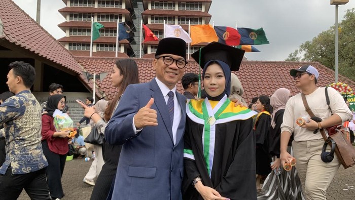 Mendes Yandri datang ke acara wisuda putrinya