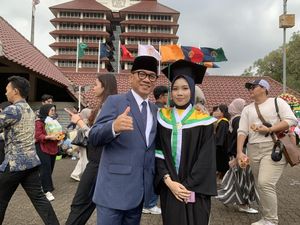 Mendes Yandri Hadiri Wisuda Putrinya di UI, Lulus IPK 3,8 Kedokteran