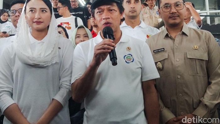 Menteri LH Hanif Faisol Nurofiq didampingi Wamendag Dyah Roro Esti Widya Putri Tinjau Kondisi Pasar Atas Cimahi