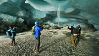 Penampakan dalam Gua Glasial di gletser Morteratsch, di Pontresina, Swiss.
