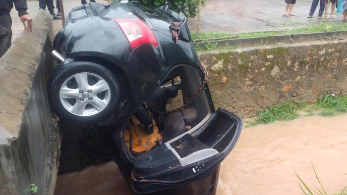 Mobil yang ditumpangi Sutiyen masuk ke drainase setelah terseret banjir di Bandar Lampun