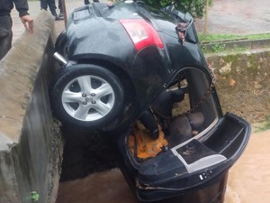 Lambaian Tangan dan Teriakan Sutiyen Saat Mobil Terseret Banjir-Ditemukan Tewas