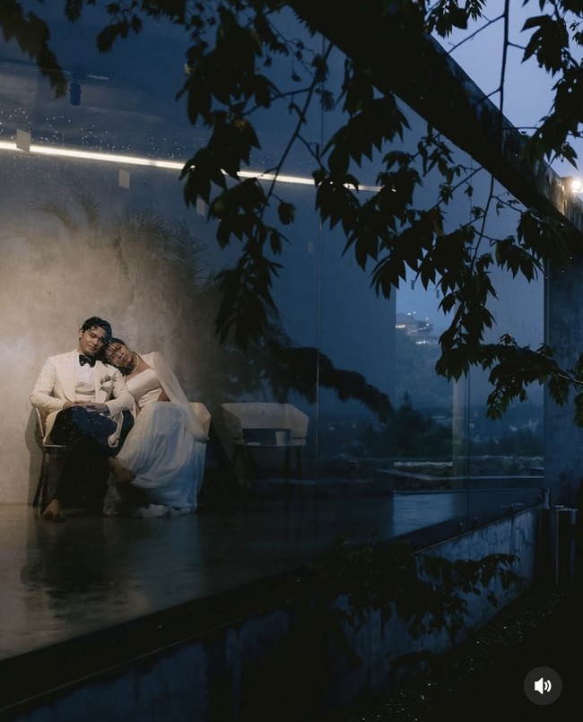 “Just married my true love. I love you @gregoriamrska ❤️” tulis Mikha Angelo, membagikan foto pernikahannya dengan Gregoria Mariska dengan caption romantis di Instagram. Foto: dok. Instagram @venemapictures