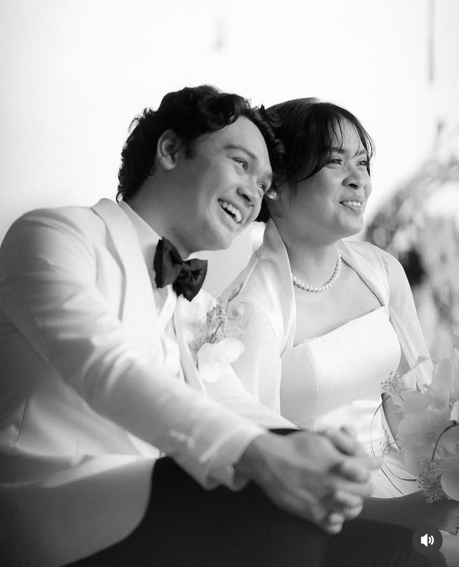 Atlet bulutangkis Gregoria Mariska dan penyanyi Mikha Angelo telah mengikat janji suci untuk menjadi pasangan suami istri. Pernikahan mereka dilangsungkan di Wot Batu Bandung pada tanggal 21 Februari 2025. Foto: dok. Instagram @venemapictures