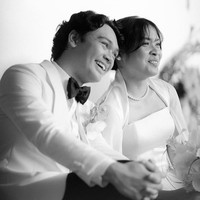 Atlet bulutangkis Gregoria Mariska dan penyanyi Mikha Angelo telah mengikat janji suci untuk menjadi pasangan suami istri. Pernikahan mereka dilangsungkan di Wot Batu Bandung pada tanggal 21 Februari 2025. Foto: dok. Instagram @venemapictures