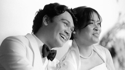 7 Momen Romantis Pernikahan Gregoria Mariska & Mikha Angelo di Tengah Hujan