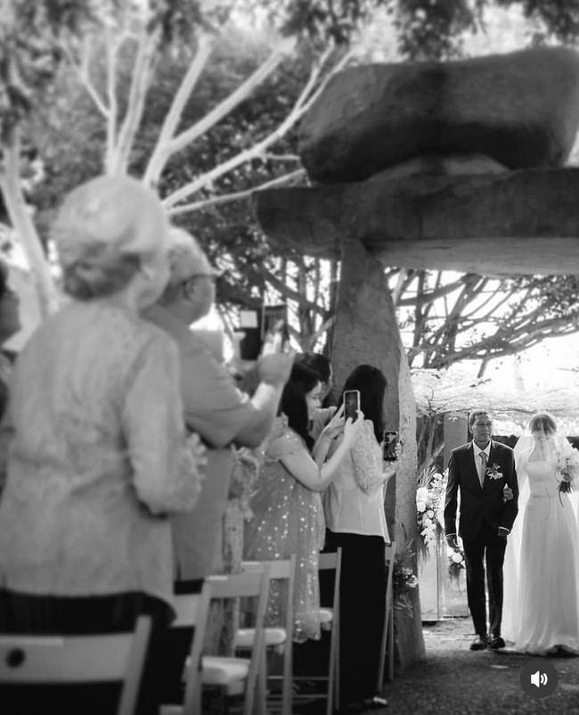 Pernikahan mereka terasa intimate, dihadiri keluarga dan kerabat terdekat. Keduanya sudah berpacaran selama kurang lebih lima tahun sebelum memutuskan untuk menikah. Dan pada bulan Juni 2023, Mikha mengumumkan pertunangannya dengan sang kekasih. Foto: dok. Instagram @venemapictures