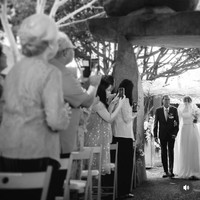 Pernikahan mereka terasa intimate, dihadiri keluarga dan kerabat terdekat. Keduanya sudah berpacaran selama kurang lebih lima tahun sebelum memutuskan untuk menikah. Dan pada bulan Juni 2023, Mikha mengumumkan pertunangannya dengan sang kekasih. Foto: dok. Instagram @venemapictures