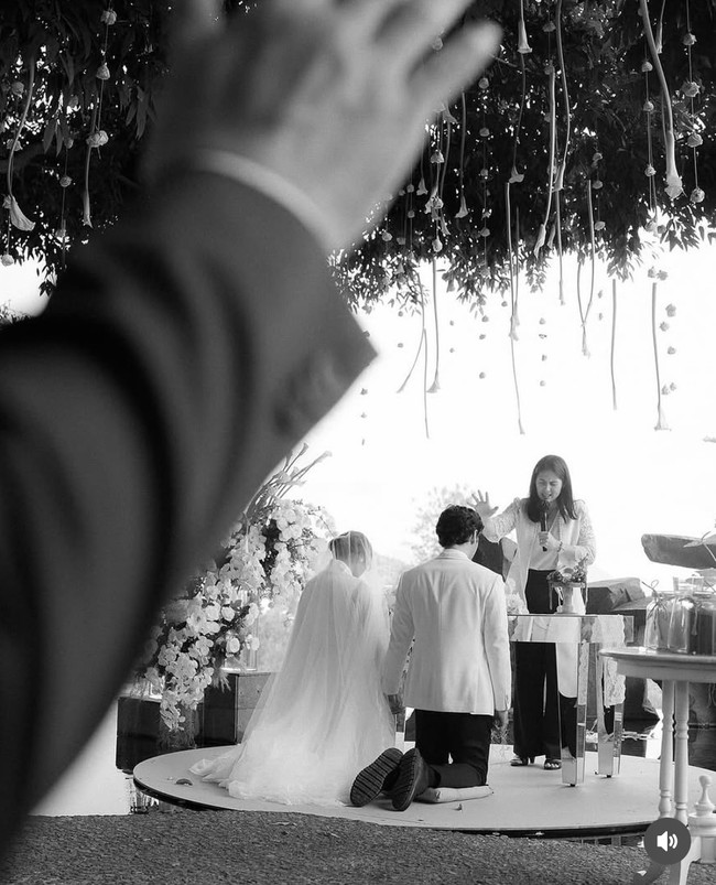 Kisah cinta pasutri baru itu berawal dari Instagram. Gregoria awalnya mengunggah Instagram Story dengan lagu Mikha, yang kemudian ditanggapi oleh vokalis band The Overtunes itu melalui DM. Foto: dok. Instagram @venemapictures