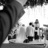 Kisah cinta pasutri baru itu berawal dari Instagram. Gregoria awalnya mengunggah Instagram Story dengan lagu Mikha, yang kemudian ditanggapi oleh vokalis band The Overtunes itu melalui DM. Foto: dok. Instagram @venemapictures