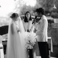 Saat berhadapan dengan Mikha di depan altar, Gregoria memakai veil panjang dan memegang hand bouquet bunga berwarna putih. Penampilannya dilengkapi kalung dan anting mutiara simple. Foto: dok. Instagram @venemapictures