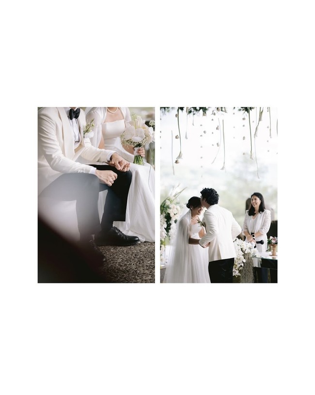 Kedua mempelai terlihat serasi memakai baju pengantin berwarna putih. Mikha memakai setelan jas tuksedo berwarna putih dipadukan dengan celana panjang hitam dan dasi kupu-kupu dari Wong Hang Tailor. Sedangkan Gregoria memilih tampilan serba putih, memakai gaun rancangan desainer STELLARISA. Foto: dok. Instagram @venemapictures