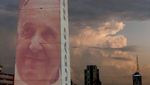 Obelisk Buenos Aires Tampilkan Potret Paus sebagai Dukungan Kesembuhan
