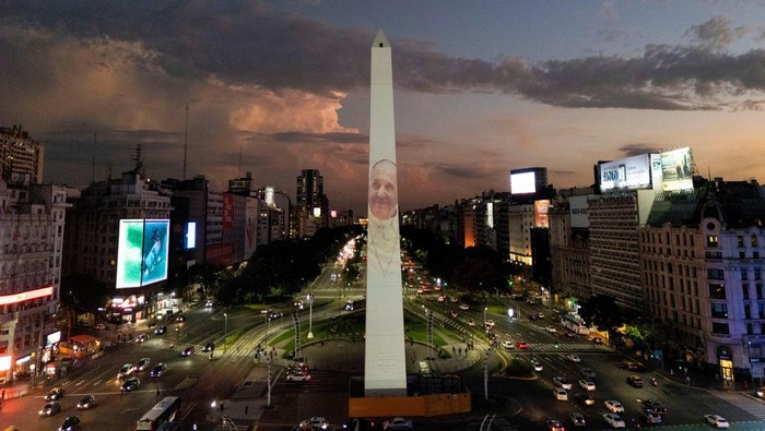 A drone view shows an image of Pope Francis displayed with a digital video-mapping at the Obelisco as the worlds pray for the pontiff’s health, in Buenos Aires, Argentina,  February 21, 2025. REUTERS/Martin Cossarini     TPX IMAGES OF THE DAY