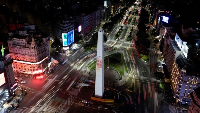 Obelisk Buenos Aires Tampilkan Potret Paus sebagai Dukungan Kesembuhan A drone view shows an image of Pope Francis displayed with a digital video-mapping at the Obelisco as the worlds pray for the pontiffβs health, in Buenos Aires, Argentina, February 21, 2025. REUTERS/Martin Cossarini TPX IMAGES OF THE DAY