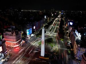 Obelisk Buenos Aires Tampilkan Potret Paus sebagai Dukungan Kesembuhan
