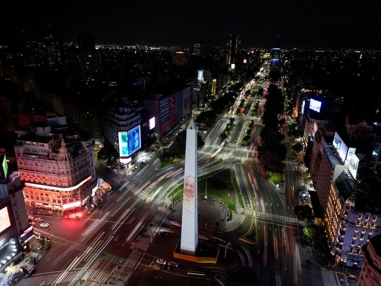 Obelisk Buenos Aires Tampilkan Potret Paus sebagai Dukungan Kesembuhan