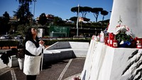 Paus menjalani perawatan di rumah sakit Gemelli di Roma, tempat ia dirawat pada tanggal 14 Februari setelah berjuang melawan kesulitan bernapas selama beberapa hari. REUTERS/Yara Nardi