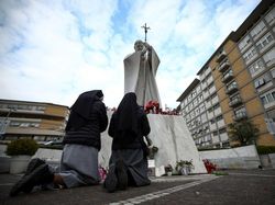 Video: Doa-doa Umat di Vatikan untuk Kesembuhan Paus Fransiskus