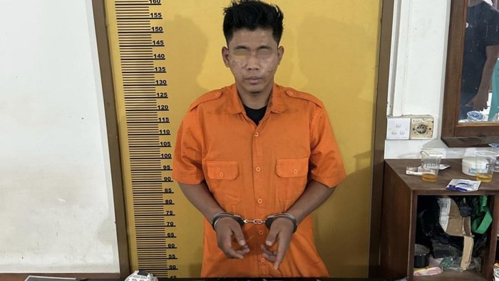Pelaku Amat saat diamankan berikut barang bukti narkotika (Dok Polres Inhu)