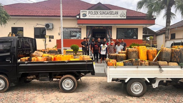 Pelaku dan barang bukti mobil yang diamankan di Mapolsek Sungaiselan.