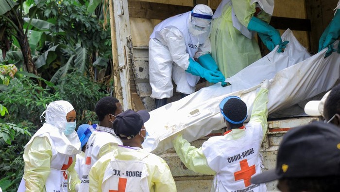 Congolese Red Cross members bury in a mass grave the body bags containing the remains of victims killed in the recent clashes between M23 rebels and the Armed Forces of the Democratic Republic of the Congo (FARDC), at the Musigoko cemetery in Bukavu, eastern Democratic Republic of Congo February 20, 2025. REUTERS/Victoire Mukenge