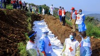 Kelompok bersenjata, termasuk faksi pemberontak yang dilaporkan terkait dengan M23, telah maju ke daerah perkotaan utama, yang memicu penjarahan yang meluas, serangan bersenjata, dan pemindahan massal. 