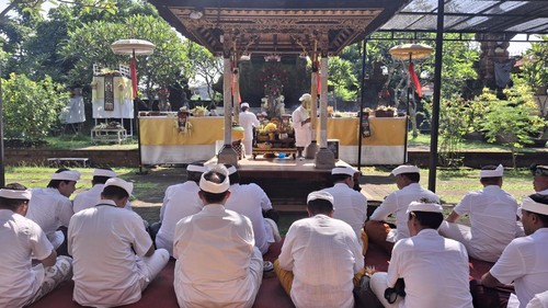 Pemkot Denpasar melaksanakan persembahyangan Tumpek Landep di Pura Agung Lokanatha, Lapangan Lumintang, Sabtu (22/2/2025). (Fabiola Dianira/detikBali)