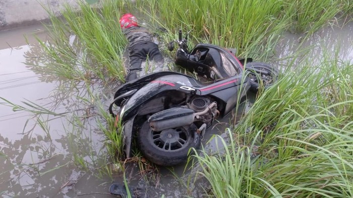 Pemotor ditemukan tewas di parit Sidoarjo
