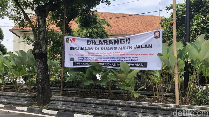 Penampakan spanduk larangan berjualan yang terpasang di beberapa titik di kawasan Kotabaru, Kota Jogja, Jumat (21/2/2025).