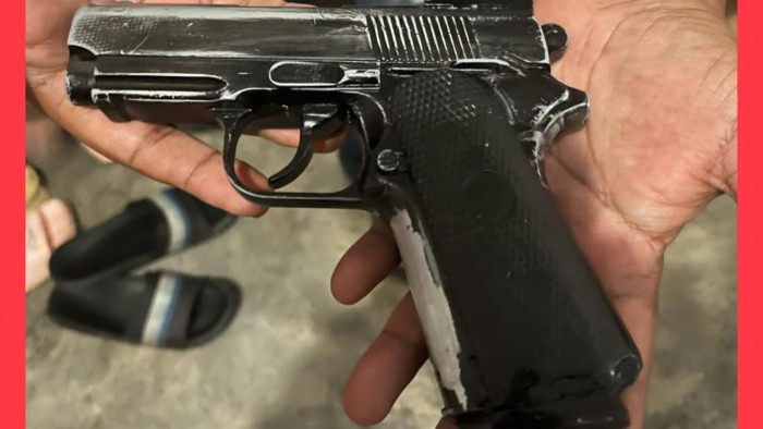Barang bukti senjata api yang dipakai pelaku untuk merampok di Rohil