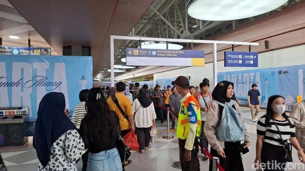 Peron jalur 1 di bangunan baru Stasiun Tanah Abang mulai beroperasi pada hari ini. Pengguna KRL pun mengalami penyesuaian. Begini suasananya. (Brigitta Belia/detikcom)