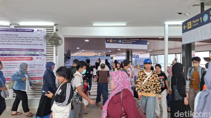 Peron jalur 1 di bangunan baru Stasiun Tanah Abang mulai beroperasi pada hari ini. Pengguna KRL pun mengalami penyesuaian. Begini suasananya. (Brigitta Belia/detikcom)