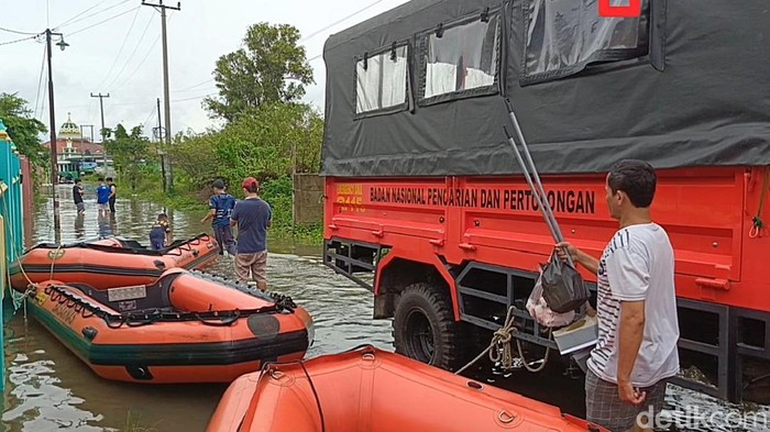 Petugas SAR gabungan bersiaga untuk evakuasi warga korban banjir di Bandar Lampung