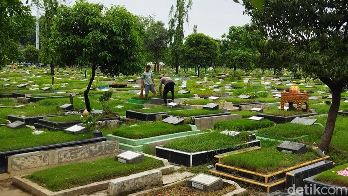 Peziarah mulai ramai berdatangan ke tempat pemakaman umum (TPU). Salah satunya di TPU Semper, Jakarta Utara yang mulai dikunjungi warga untuk berziarah. (Kurniawan/detikcom)
