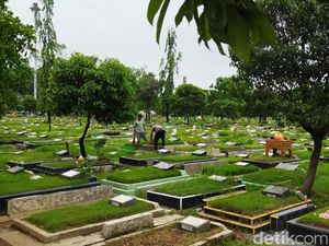 Cerita Ziarah Makam Jelang Ramadan hingga Ada yang Buka Jasa Doa