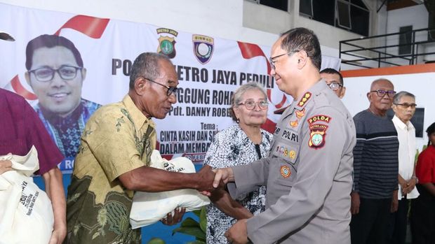 Polda Metro Jaya melakukan pendekatan rohani kepada masyarakat di Kampung Ambon, Jakarta Barat dalam rangka mencegah peredaran narkoba dan tindak kriminal lainnya.