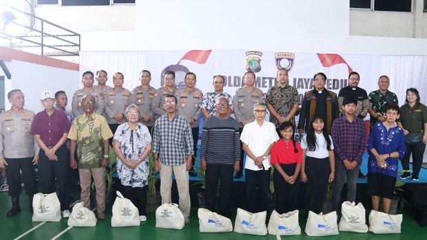 Polda Metro Jaya melakukan pendekatan rohani kepada masyarakat di Kampung Ambon, Jakarta Barat dalam rangka mencegah peredaran narkoba dan tindak kriminal lainnya.