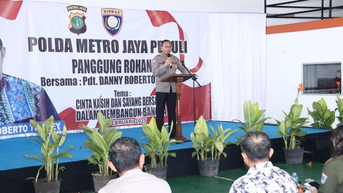 Polda Metro Jaya melakukan pendekatan rohani kepada masyarakat di Kampung Ambon, Jakarta Barat dalam rangka mencegah peredaran narkoba dan tindak kriminal lainnya.