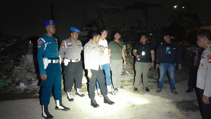 Polisi bersama TNI mengecek lokasi bentrokan di lahan kosong Kelapa Gading, pada Jumat (22/2/2025) malam.