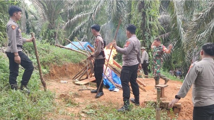 Polisi membakar titik lubang tikus tambang emas ilegal di Bungo, Jambi