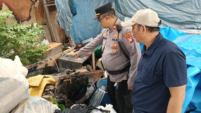 Polisi mengecek lokasi bentrok dua kelompok di sebuah lahan kosong di Kelapa Gading, Jakarta Utara.