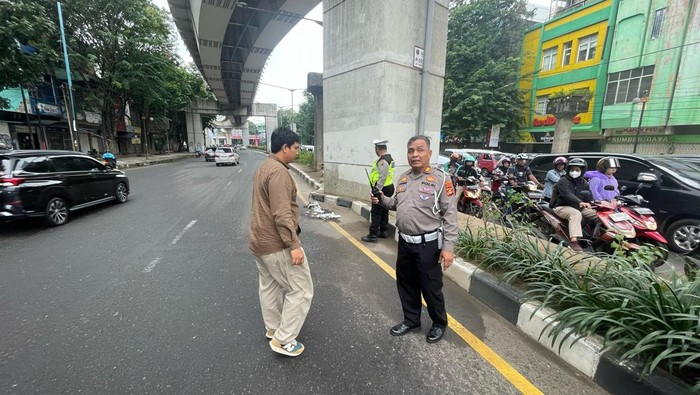 Polisi saat melakukan olah TKP tewasnya pengedara menabrak motor usai senggolan motor