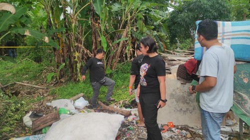 Polisi selidiki lokasi penemuan jenazah pria dengan luka di wajah di semak-semak lahan kosong di Denpasar, Sabtu (22/5/2025). (Dok Polresta Denpasar).