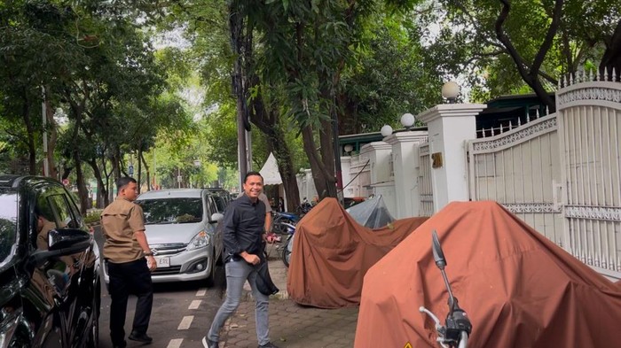 Sejumlah politikus PDI Perjuangan kembali merapat ke rumah Ketua Umum PDIP Megawati Soekarnoputri siang ini. Mereka diantaranya, Ketua DPP Bidang Kehormatan PDIP Komarudin Watubun hingga Wasekjen Bidang Komunikasi PDIP Adian Napitupulu.