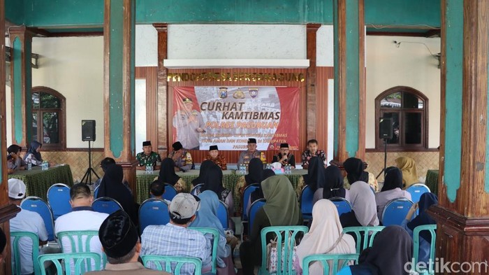 Polres Pasuruan menggandeng wartawan melakukan bakti sosial (baksos) di Desa Sengonagung, Kecamatan Purwosari