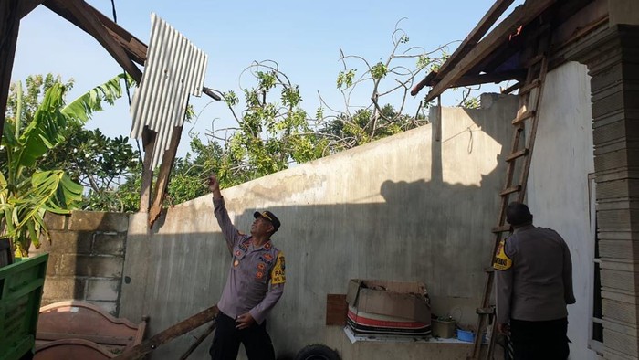 Polres Pasuruan Salurkan Bantuan untuk Korban Rumah Rusak Akibat Angin Kencang