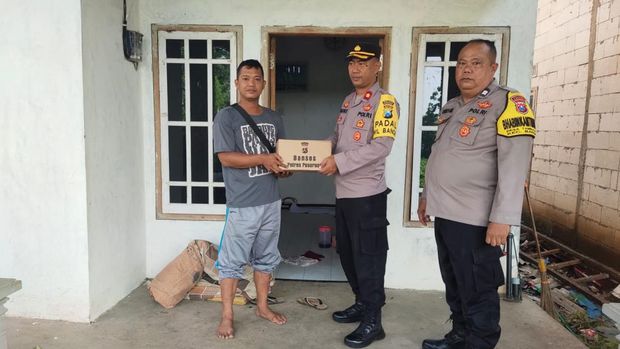 Polres Pasuruan Salurkan Bantuan untuk Korban Rumah Rusak Akibat Angin Kencang