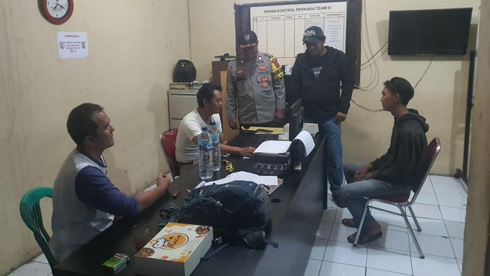 Polsek Bogor Tengah menangkap pria yang bikin onar dalam angkot di Kota Bogor hingga membuat penumpang histeris.